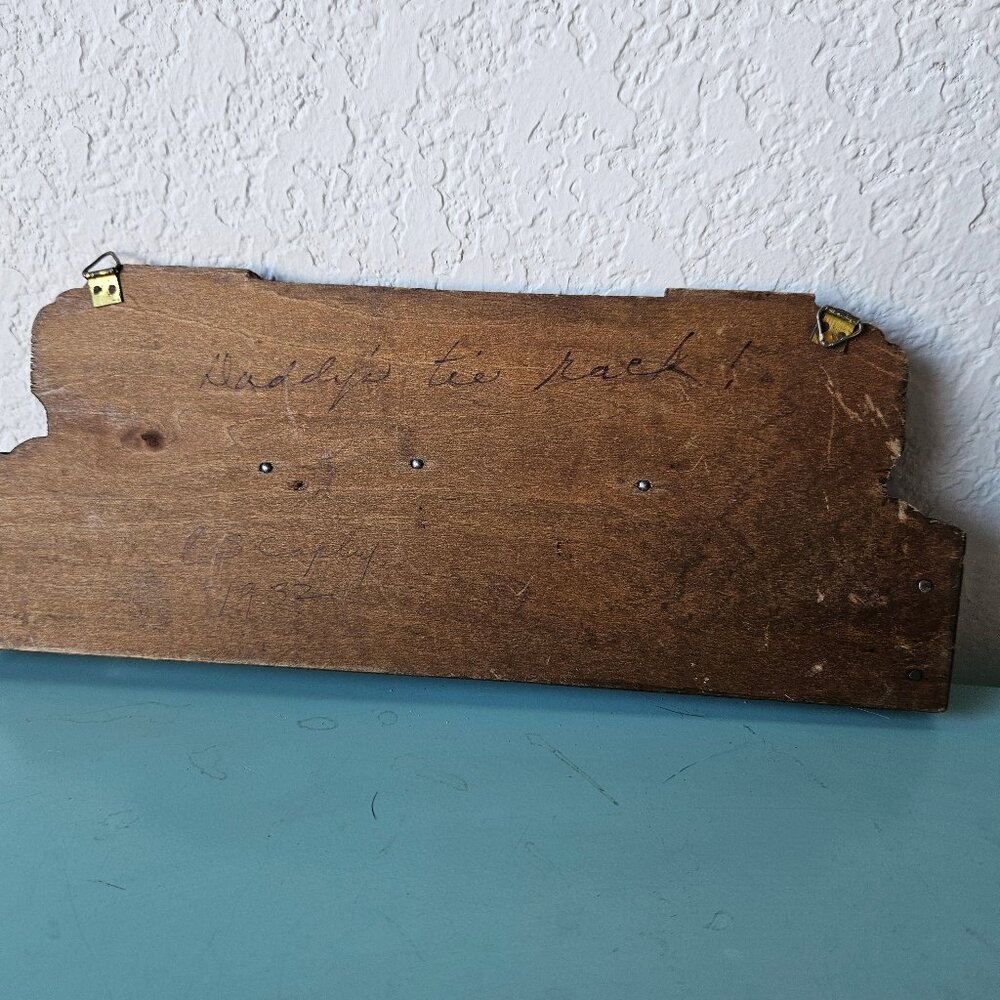 Vintage 30s Handmade Signed Hunting Dog Wooden Primitive Wall Hanging Tie Rack - Picture 4 of 5